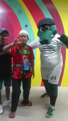 Si BADRU Memang Akrab Sama Bonek..!??! Bawa Adem  💚❤💙 #persebaya #badru #bonek #gbt #gelorabungtomo #bawaadem #gatejhoner21 #gate21 #surabaya