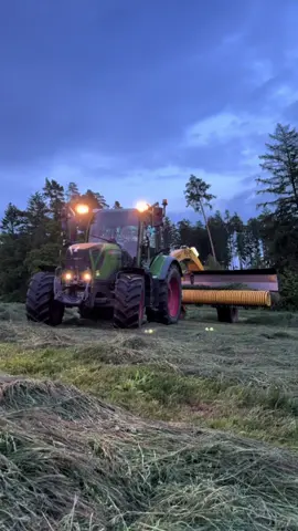Tyhle večery jsou tak krásný ✨ #farmlife #farming #agriculture #nature #krkonose #fyp #foryouu #foryoupagе #fypシ゚ #fendt #foryour #farmgirl #worklife #fendt313 