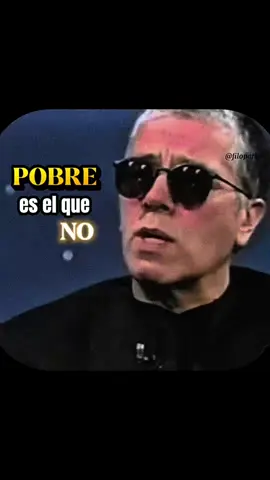 👆🏻Facundo Cabral no acumuló cosas, acumuló libertad. No era pobre: era dueño de sí mismo.  ✅Su riqueza no estaba en lo que tenía, sino en lo que no necesitaba. Vagabundo, sí. Pero de primera clase. #Filosofia #FacundoCabral #Reflexion #Pobre #Rico 