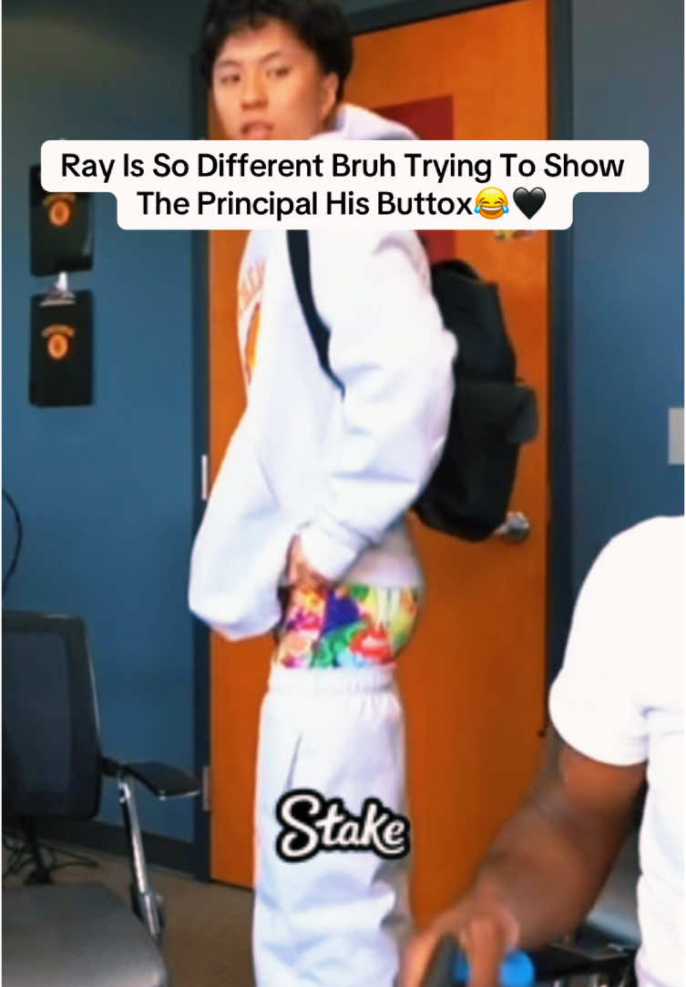 Ray Is So Different Bruh Trying To Show The Principal His Buttox😂🖤#kaicenat #ray #fyp 