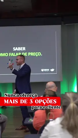 “Quer matar uma venda? Mostra 10 opções pro cliente.” O cérebro humano trava diante do excesso de escolhas. Quando você apresenta muitas alternativas, você confunde… e cliente confuso não compra. Seja estratégico: no máximo 3 opções, com uma delas sendo a mais desejável (a famosa “opção âncora”). Menos é mais. Clareza vende. #NegociaçãoInteligente #FechamentoDeVendas #VendasDeImpacto #JeremiasVendas #DicaDeVendedor #CopyDeVendas #VendedorRaiz #AutoridadeEmVendas #ReelsDeNegócios #MarketingDeVendas