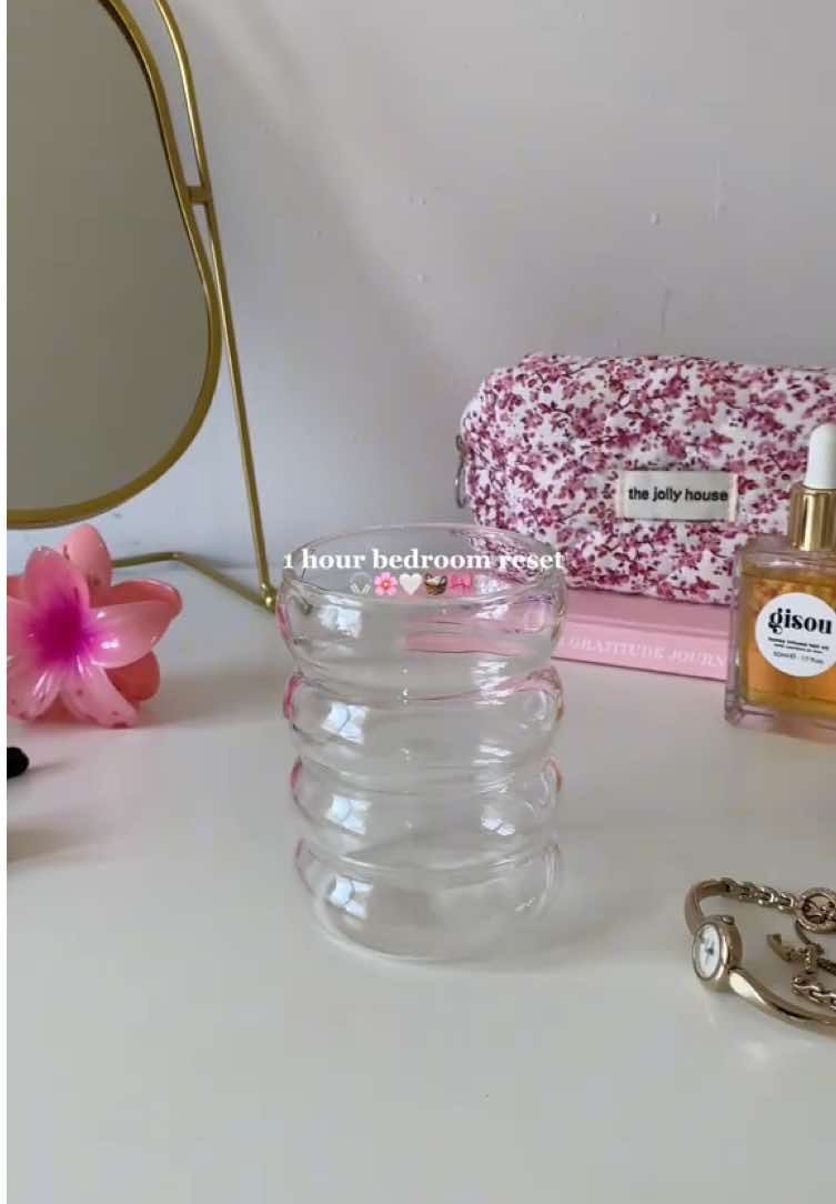 A bedroom reset in 1 hour!!🤍🎧🌸 #reset #cleanwithme #resetroutine #cleaning #motivation #cleangirl #girly #bedroom #sundayreset #asmr 
