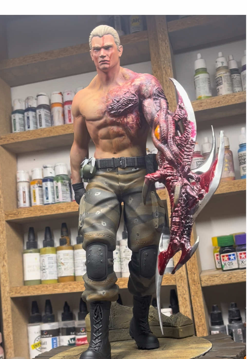 Jack Krauser de Resident Evil 4, feito em impressão 3D e pintado à mão, com 36cm de altura (Incluindo a base) em escala 1/6 #jackkrauser #residentevil4 #residentevil #actionfigures #3dprinting 