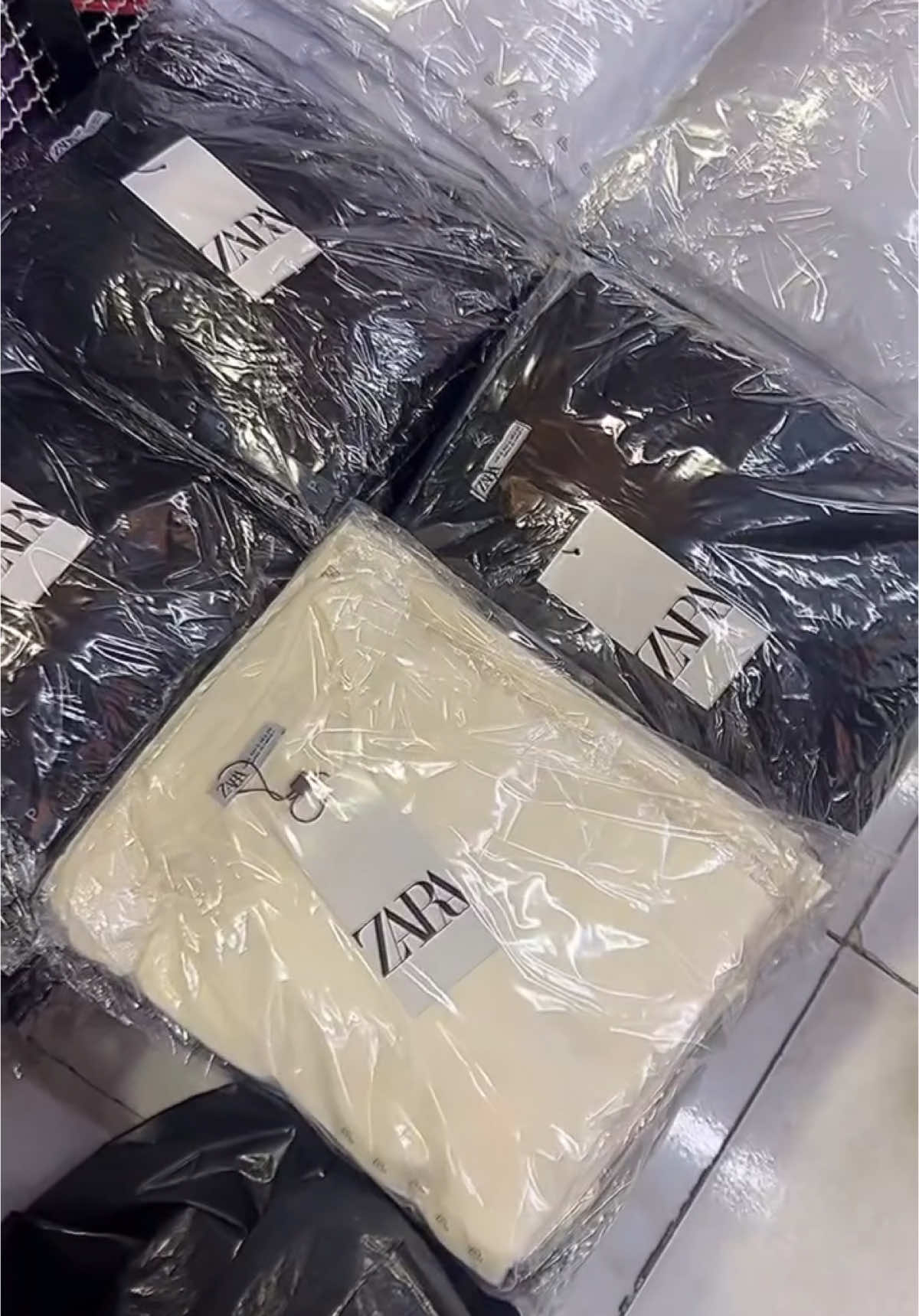 Camisa básica da zara na malha egípcia. Atacado 30,00 #atacado #atacadao25 #riodejaneiro #feiraodolu #bras 