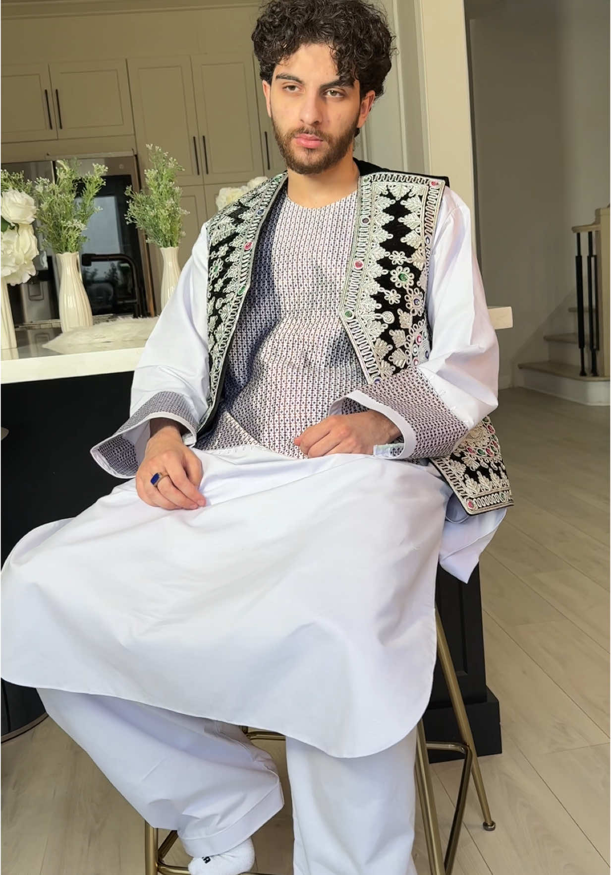 White Afghan ghari are so popular, grab yours now!  DM for inquiries  #eidclothes #afghantiktok #engagement #torontoafghantiktok #afghanistan🇦🇫 #fyp #afghanistan🇦🇫 #menclothing #foryoupage #brampton #eid #afg #followus 