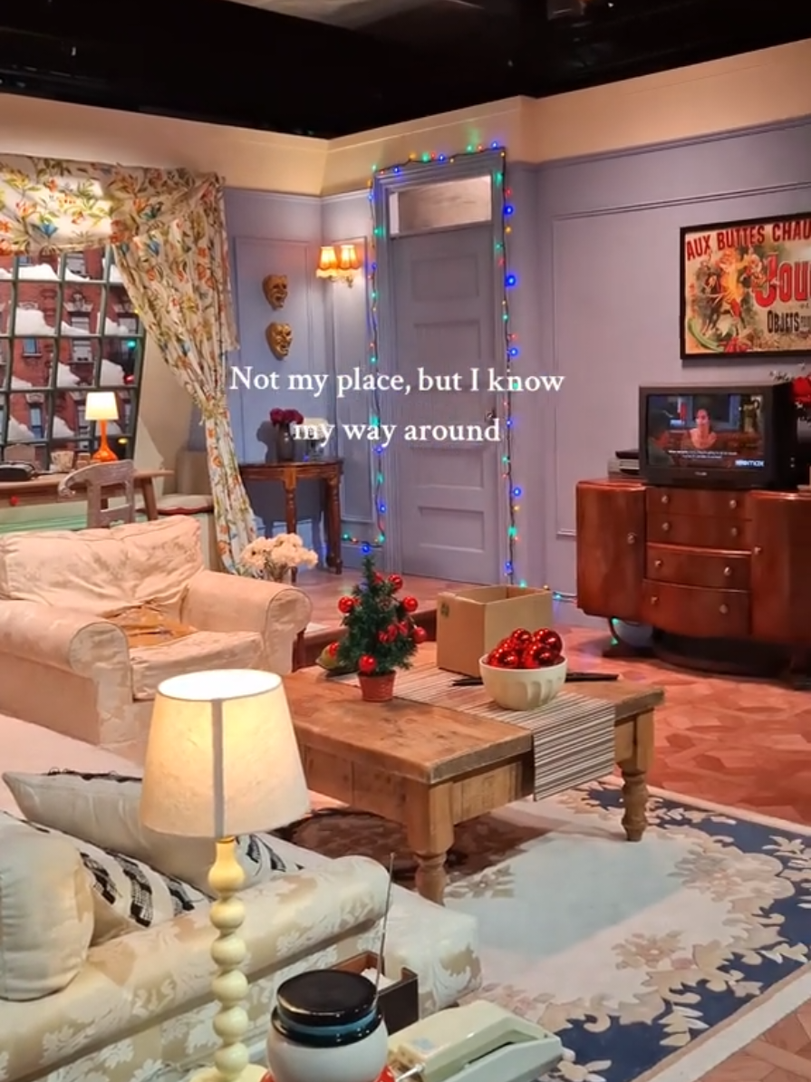Not my apartment building but I do know my way around 🥹 📍The Friends Experience, ExCel Centre, London  #friends #friendstvshow #rachelgreen #monicageller #pheobebuffay #rossgeller #chandlerbing #joeytribbiani #jeniferaniston #courtneycox #lisakudrow #davidschwimmer #matthewperry #mattleblanc #notmyplace #1990s #tv #tvlover #tvshow #fypageシ #fyppppppp 