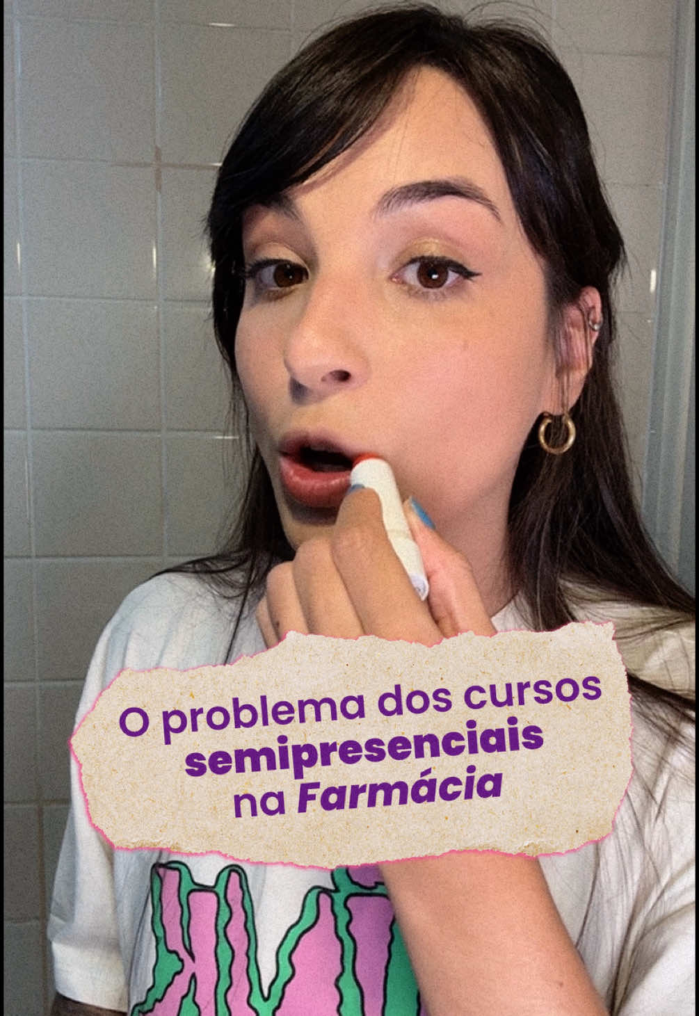 Comente se você é do semipresencial também, eu adoraria te ouvir! (evite colocar o nome da instituição se for detonar kkkk) #semipresencial #farmacia #cursodefarmacia #faculdade | O problema dos cursos semipresenciais de Farmácia
