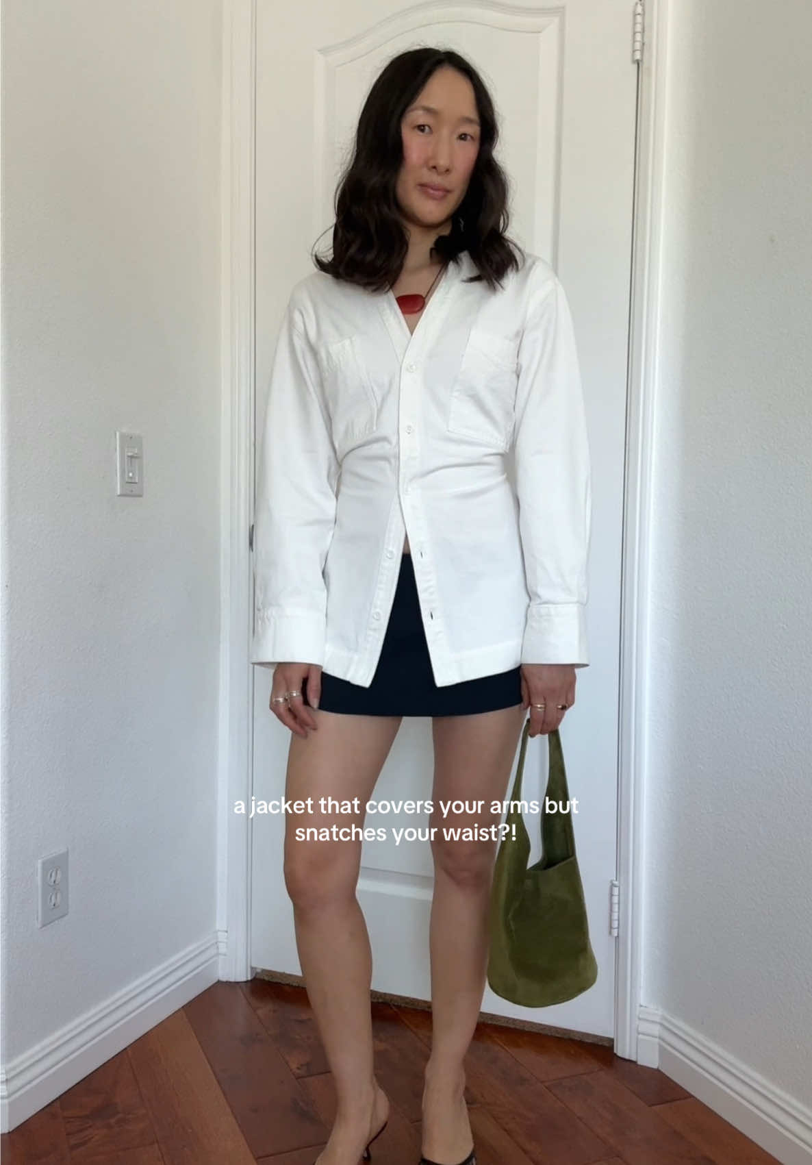 this denim jacket is the definition of chic 🤍 so happy @Modern Citizen released this in white, it’s so fresh for spring & summer! *kindly gifted #moderncitizen #emmettjacket #waistcinching #snatchedwaist #springjacket #summerjacket #denimjacket 