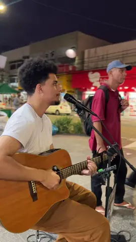 Não é fácil colocar um violão nas costas, meter as caras na rua e estar disponível ao acaso, mas é isso ou nada! E sinceramente? Tem sido muito legal. O sonho tem que falar mais alto que o medo! Se me vir na rua, acene! Eu tô fazendo que este sonho seja cada vez mais real. E enquanto ele existir eu estarei por aí... CANTANDO EM TODO CANTO! #CantandoemTodoCanto #capixabadagema #capixaba 