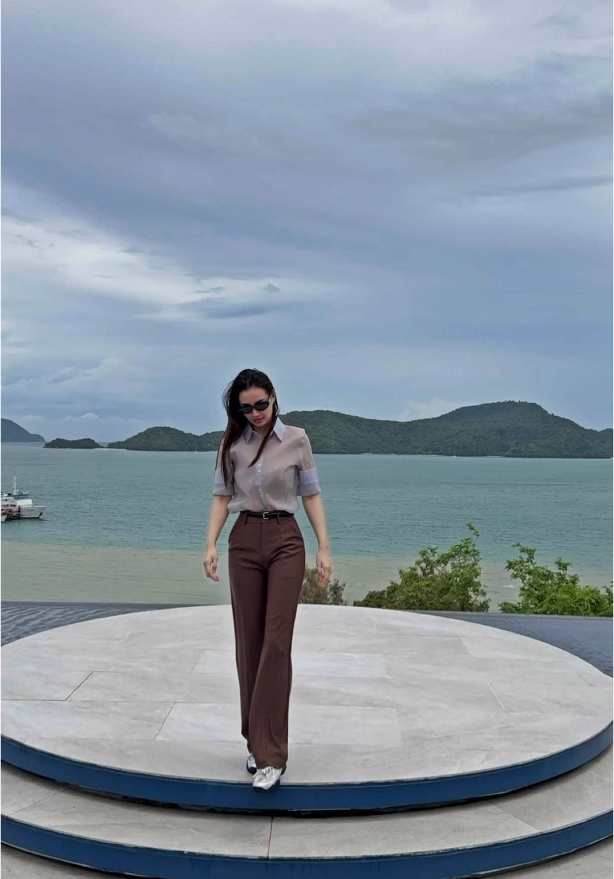🌧️🐳 บรรยากาศดี ลมแรง อาหารอร่อย #ศรีพันวา #ภูเก็ต #กวางประภัสสร 