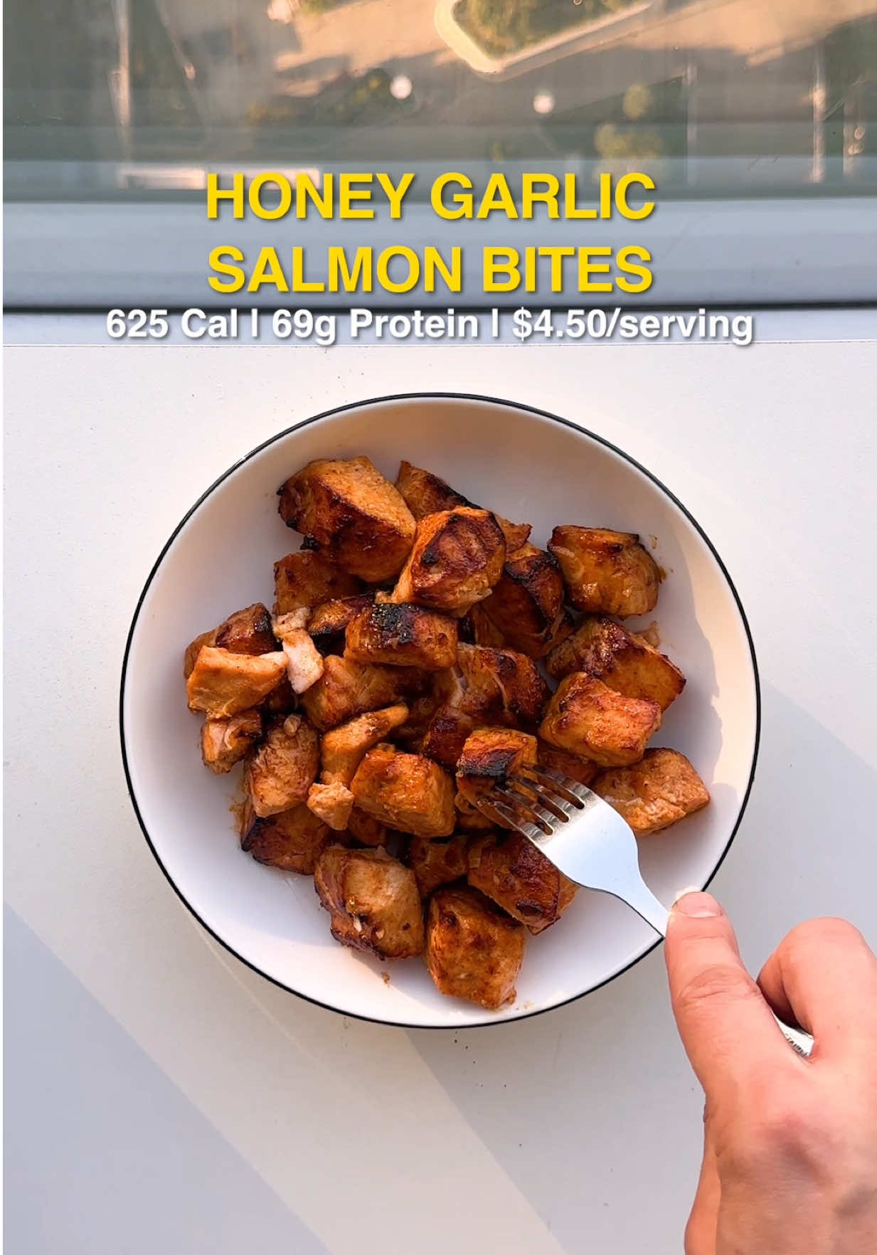 Recipe below 👇 Honey Garlic Salmon Bites  625 Cal | 69g Protein | $4.50/serving  Ingredients 16oz salmon Salt & pepper Paprika Minced garlic Honey Directions Cube salmon, mix in bowl with seasonings and honey. Air fry at 400°F for 10 minutes. Enjoy!