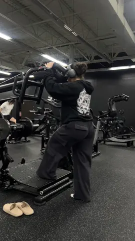 Tf is stopping you? #gym #GymTok #gimnasio #girlswholift #baggyclothes #glutesworkout #glutes #lunges #fyp 