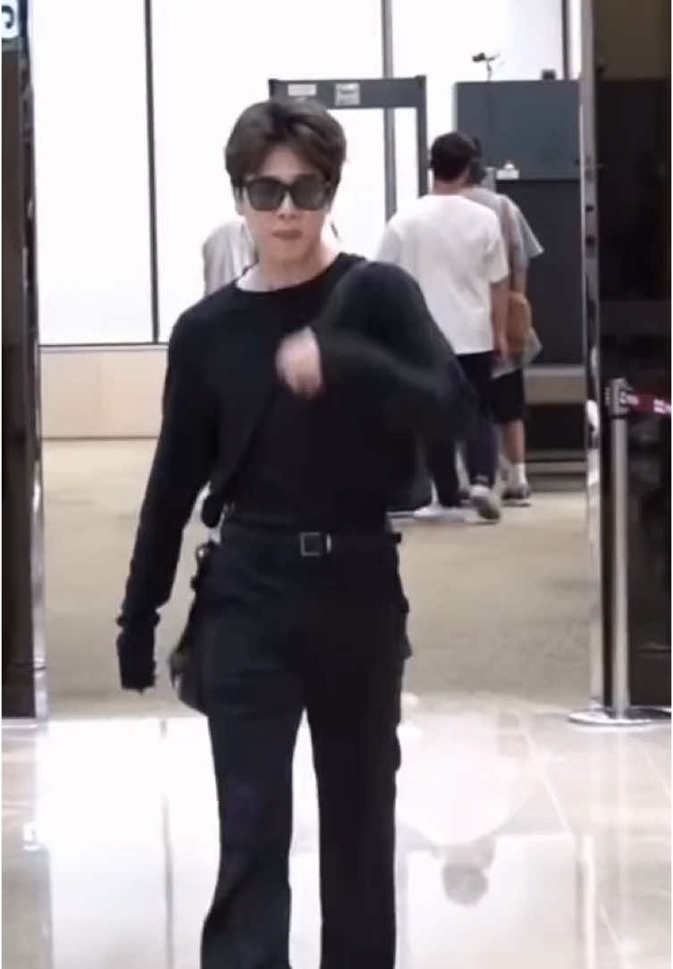 Esos outfits de Jimin en el aeropuerto todo que ver 🔝 #parkjimin #bts_official_bighit #ponmeenparati 