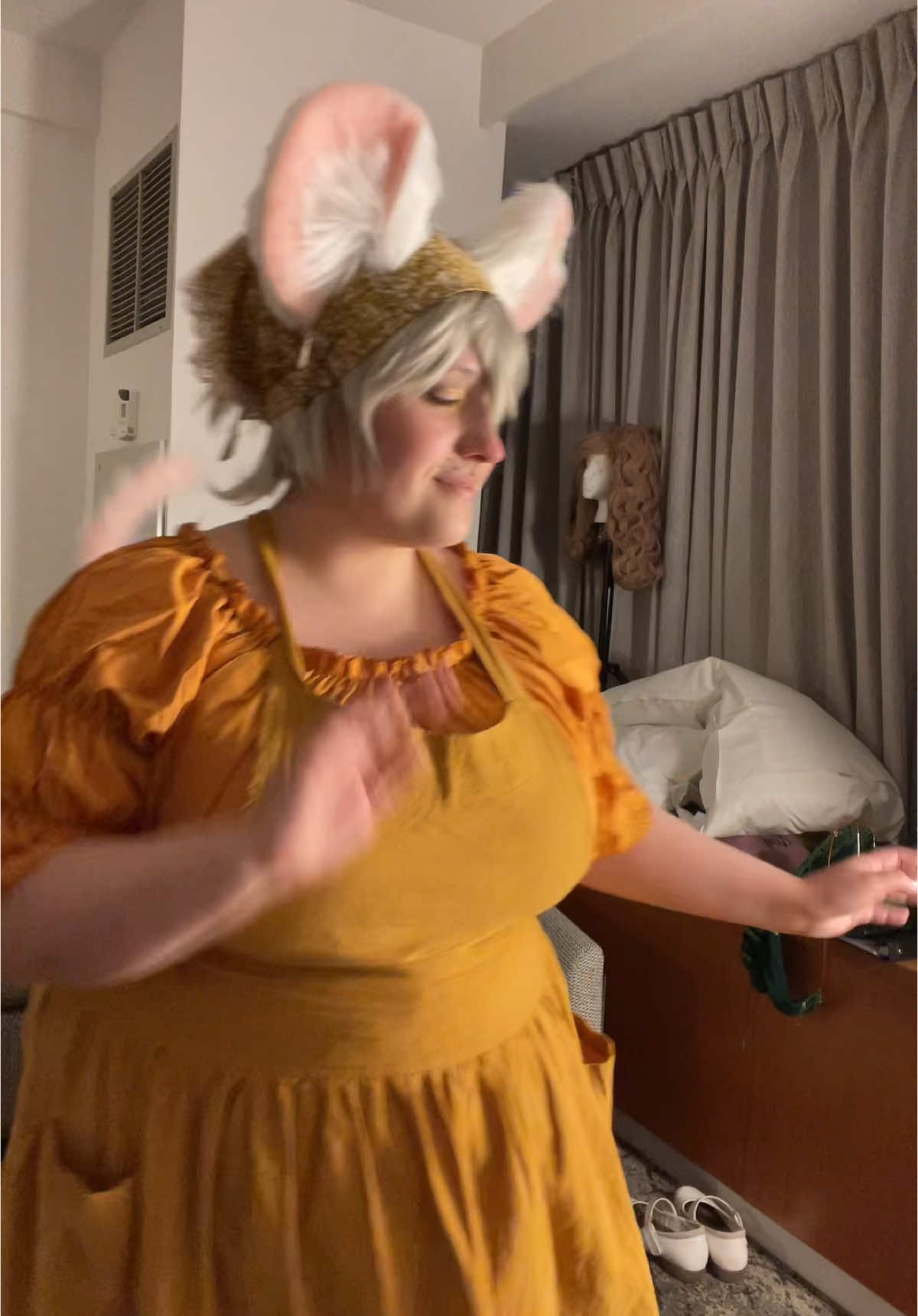 Hotelroom vibes. (I know I'm not good at this! 🤣🤣) #Bitsy #BitsyLegendsofAvantris #LegendsofAvantris #LegendsofAvantrisCosplay #AnimeBoston2025 