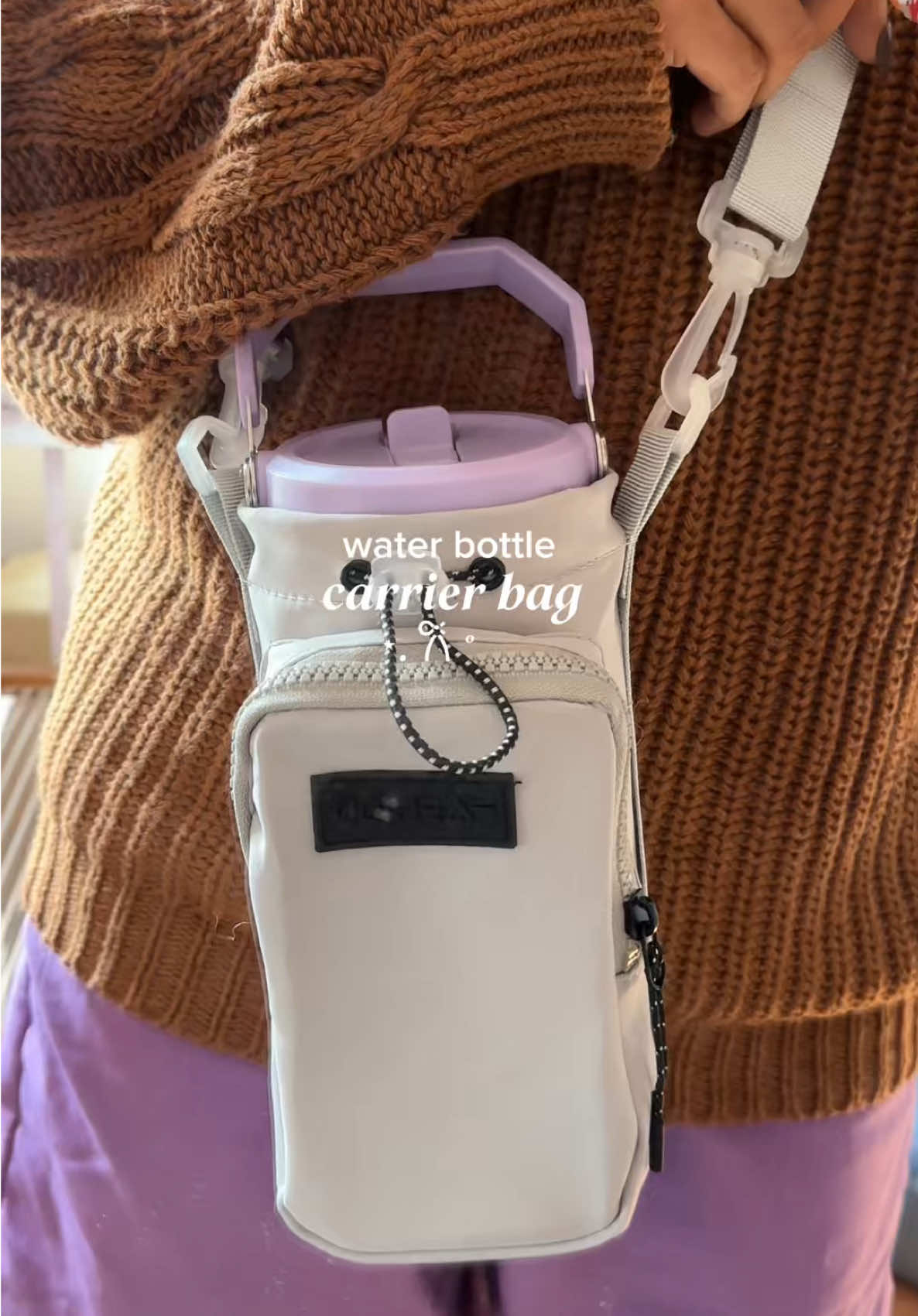 Finally got this waterproof water bottle carrier & all of my tumbler fits here 👌 #waterbottlecarrier #crossbodysling #tumblercarrier #hikingtumblercarrier #tumbleraccessories #shoulderslingcarrier #bottlecarrier