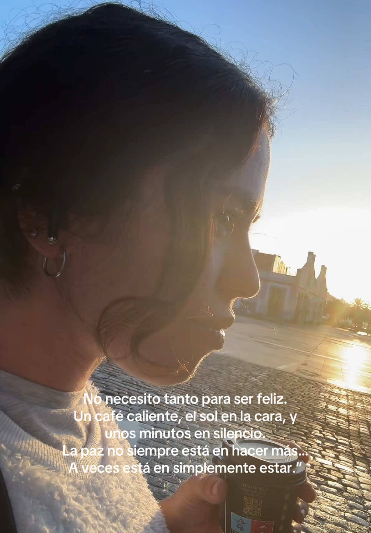 Morning ❤️ Hay una calma que no se compra ni se busca afuera. Llega en momentos simples, casi invisibles. Como cuando el sol toca la piel en silencio. Como cuando el café no es solo una bebida, sino una excusa para estar presente. Aprendí que la felicidad no siempre grita. A veces, apenas susurra… y hay que estar en paz para escucharla.