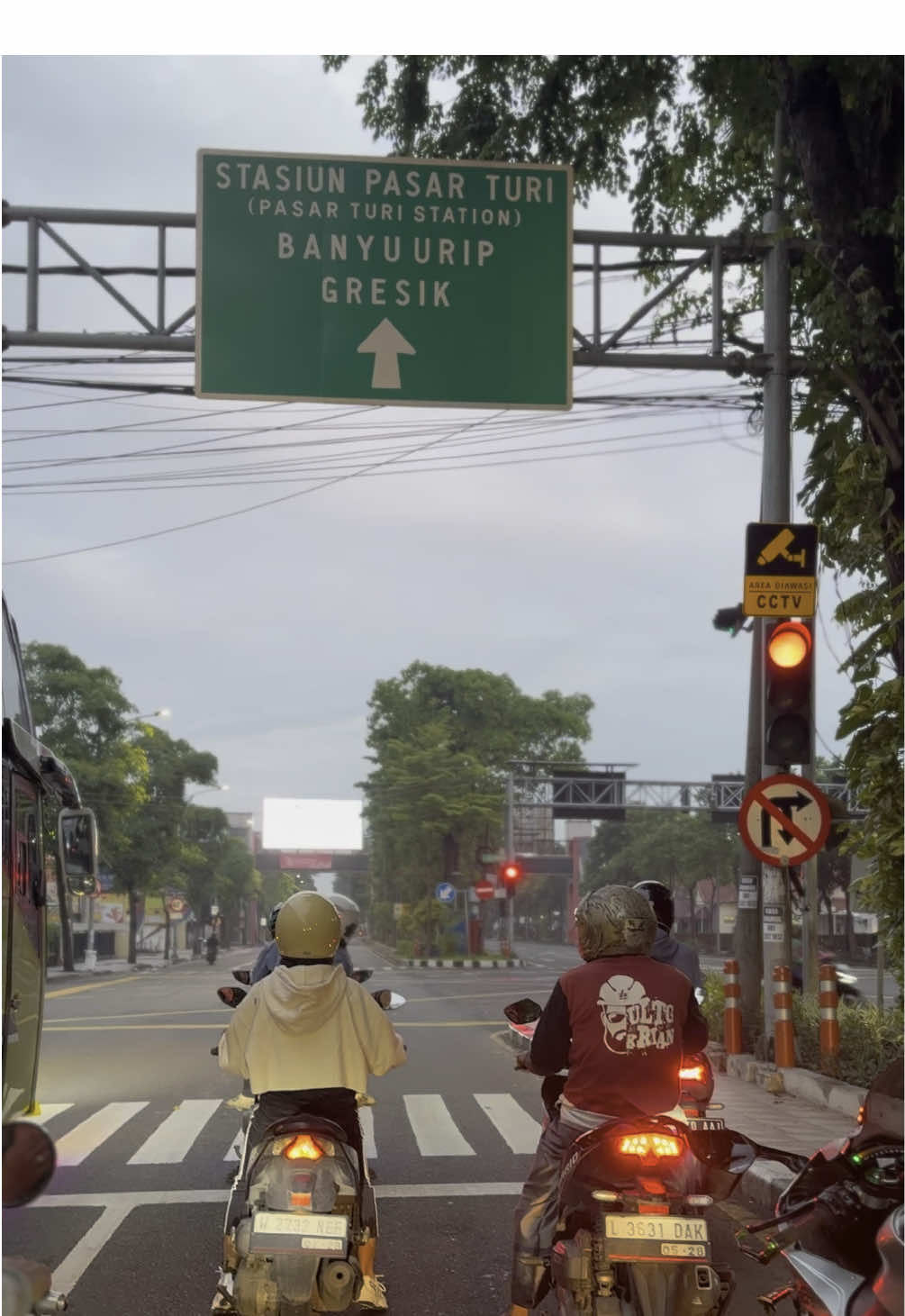 Biarpun bidadari yang datang menggodaku tak sedikitpun goyah imanku. #fyp #foryou #fypage #masukberanda #masukberandafyp #story #storytime #mentahanvideo #suasana #trend #laguviral #liriklagu #xybca #surabaya #sby #surabaya24jam #surabayatiktok #dangdut #simpatikmusic #irwandacademy2 #dangdutkoplo 