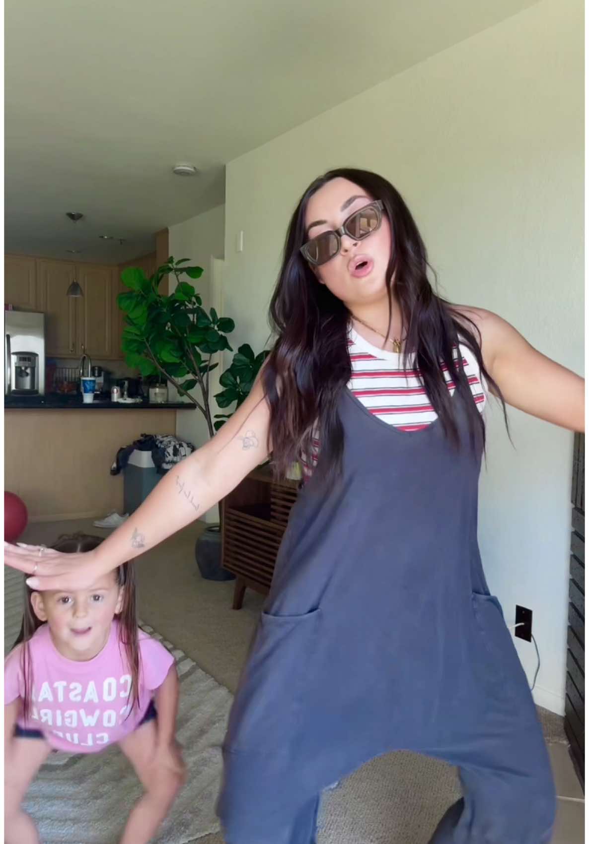 OH WHOA WHOA  #trend #dancetrend #funnydance #tiktokdance #mommydaughter #girlmom #comfortcreator 