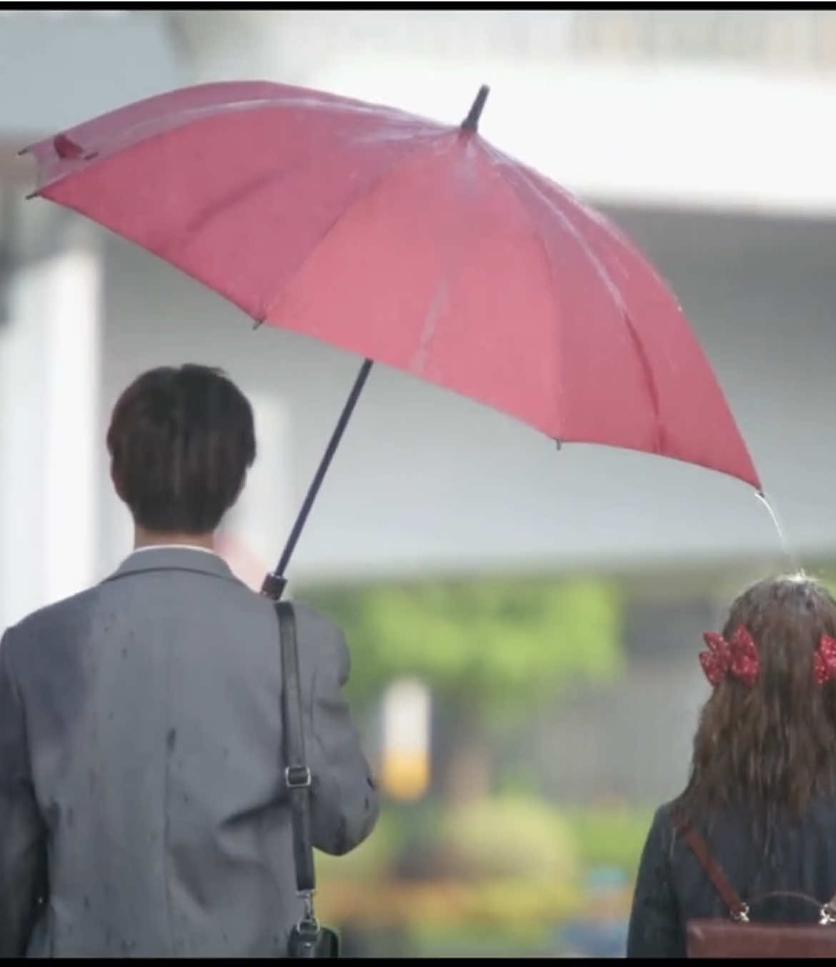 Tình yêu là chiếc ô nghiêng? 🥹🥹🥹 #cbiz #cdrama #shenyue #thamnguyet #vethoinaothieunutruyentranh #iqiyi 