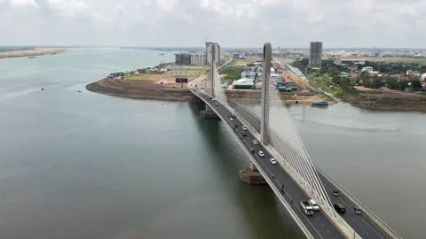 🏦 វីឡាប្រណិតជាប់ផ្លូវធំ 20m លើទឹកដីកោះនរា ប្រភេទ Elite Vllla ផ្ដល់ជូនគ្រឿងសង្ហារឹមមកពីស្វីស នឹងអ៉ីតាលី បង់រំលស់ដោយគ្មានការប្រាក់… 🏦 លក្ខណៈពិសេសរបស់ប្រភេទផ្ទះ : Elite Villa ⁃ ផ្ទះប្រភេទ C ( មាន 8វីឡា) ⁃ ផ្ទះមានកំពស់ 4.5ជាន់ ⁃ ផ្លូវមុនផ្ទះ 20m ចុះពីស្ពានកោះនរា ⁃ ទំហំដី 17m x 35m ( 600sqm ) ⁃ ទំហំសំណង់វីឡា ( 1,592sqm )  ⁃ អាងហែងទឹក 3m x 18m ជម្រៅ 1.2m ⁃ ជណ្ដើរយន្ត 630kg ស្មើ 8នាក់ 🚩គម្រោងមានទីតាំជាប់ នឹងផ្លូវធំ20ម៉ែត្រ ចុះពីស្ពានកោះនរាត្រឹមតែ 1,680ម៉ែត្រតែប៉ុណ្ណោះ។ ☎️សម្រាប់ព័ត៌មានលម្អិតពីតម្លៃ និងលក្ខខណ្ឌបង់ប្រាក់ អតិថិជនអាចធ្វើការ Chat ឬ Call មកតាមរយះលេខទូរស័ព្ទ : 015 994 991 / 085 5445 81 Link Telegram: https://t.me/sambathsak168 !!! សូមអរគុណ #ផ្ទះក្នុងក្រុង #កោះនរា #កោះពេជ្រ #ដីខ្នាតភូមិគ្រឹះនិងវីឡាកោះនរាបើកលក់ប្លុកថ្មី #NoreaCity #វីឡាអភិជនកោះនរា #diamonds #វីឡាមាត់ទន្លេ #វីឡាមាត់ទឹក #បុរីប៉េងហួតបឹងស្នោរ