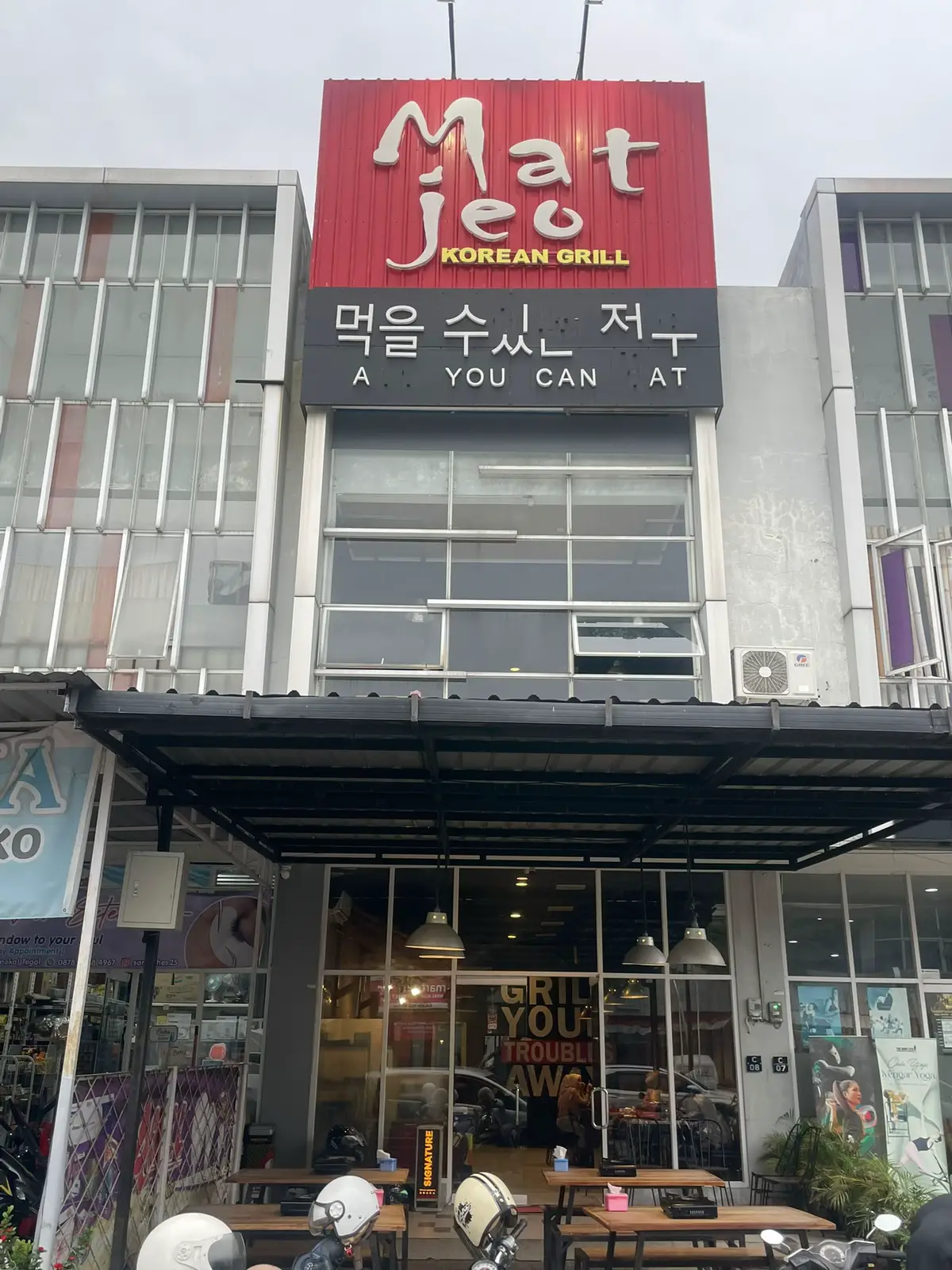 Matjeo Korean Grill All you can eat  📍Ruko Citraland C 08 Jalan Sipelem, Tegal Lokasinya di dalam kawasan Citraland kota tegal. Tempat nyaman , pegawai ramah. Ada ruangan indoor maupun outdoor. Menunya bisa pilih mau grill atau suki aja atau mau grill dan suki juga bisa. Tapi kalau aku pribadi sih sukanya yg grill premium aja. Semua paket uda free minum, nasi dan side dish. Kalian bisa refill sepuasnya dengan waktu 90menit. Menu utamanya ada Daging sapi, daging ayam, cumi, sosis , nugget dll. Side dish Nya Ada kimbab, dimsum , chiken pop, spageti dll. Untuk dessertnya ada buah potong dan ada juga es krim AICE untuk 1 orang 1 es krim ya. Recomended👍 #CapCut #mangu #tegal #kulinertegal #kulinertegalhits #cafetegal #makanantegal #matjeo #matjeokoreangrill #allyoucaneat #fyp 