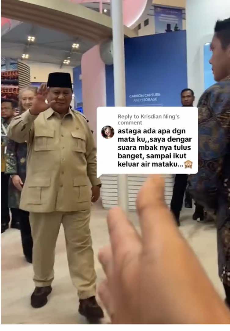 Replying to @Krisdian Ning  Iya maaf ya kak, ini detik-detik saat aq setakut dan sepanik itu grogi nervous sampe lemes campur aduk sampe rasanya kakiku gemeter gak kuat berdiri. Aku takut dan panik ditinggalin Bapak pergi sebelum bisa salaman dengan beliau😭 Alhamdulillah beliau mendengar teriakanku kak😭  Bahkan setelah salim beliau, tanganku masih gemeter terus megangin tangan beliau pas salaman dengan yg lain dan saat beliau berjalan pergi tanganku masih dalam posisi mau menggapai beliau🥺😭 gak mau ditinggalin😭😭  Maafkan ya kak agak lebay, tp itu yg aku rasakan. Alm Bapakku sangat mengidolakan Pak Presiden Prabowo Subianto sejak beliau masih belia, sejak masih kedinasan di TNI dan Kopasus, saat menjadi menantu alm Presiden Soeharto. Alm Bapakku selalu menyebut dengan panggilan Pak Jenderal Prabowo Subianto dan alm Bapakku sedih sekali atas tragedi yang menimpa Pak Presiden Prabowo pada tahun 1998. Namun Alm Bapakku sudah berpulang sejak 2006 sekitar 19 tahun yg lalu dan belum sempat menyaksikan idolanya Jenderal Prabowo Subianto sudah menjadi Presiden RI saat ini. Untuk itulah kak, aku persembahkan juga salimku ini juga untuk Alm Bapakku Kak😭 #presidenprabowosubianto #prabowosubianto #pakseskabteddyindrawijaya @Tumgrd @Prabowo @gerindra 