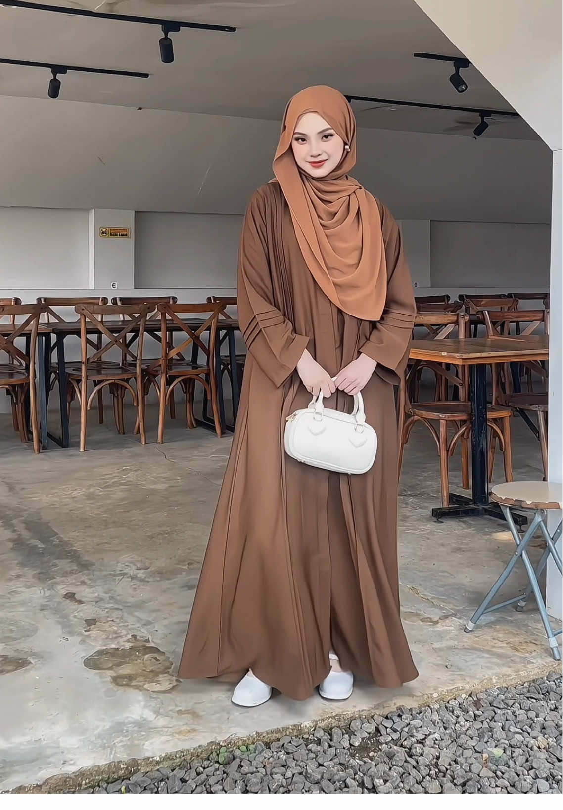 spil semua warna aja ga sih 🫠  terlihat  simple namun menggemaskan ! 🫠 On frame 🎬 Hayna abaya mahogany  #shaumofficial #haynaabaya #abayaterbaru #abayasimple #abayamanis #abayajuara #fy #fypシ゚ 
