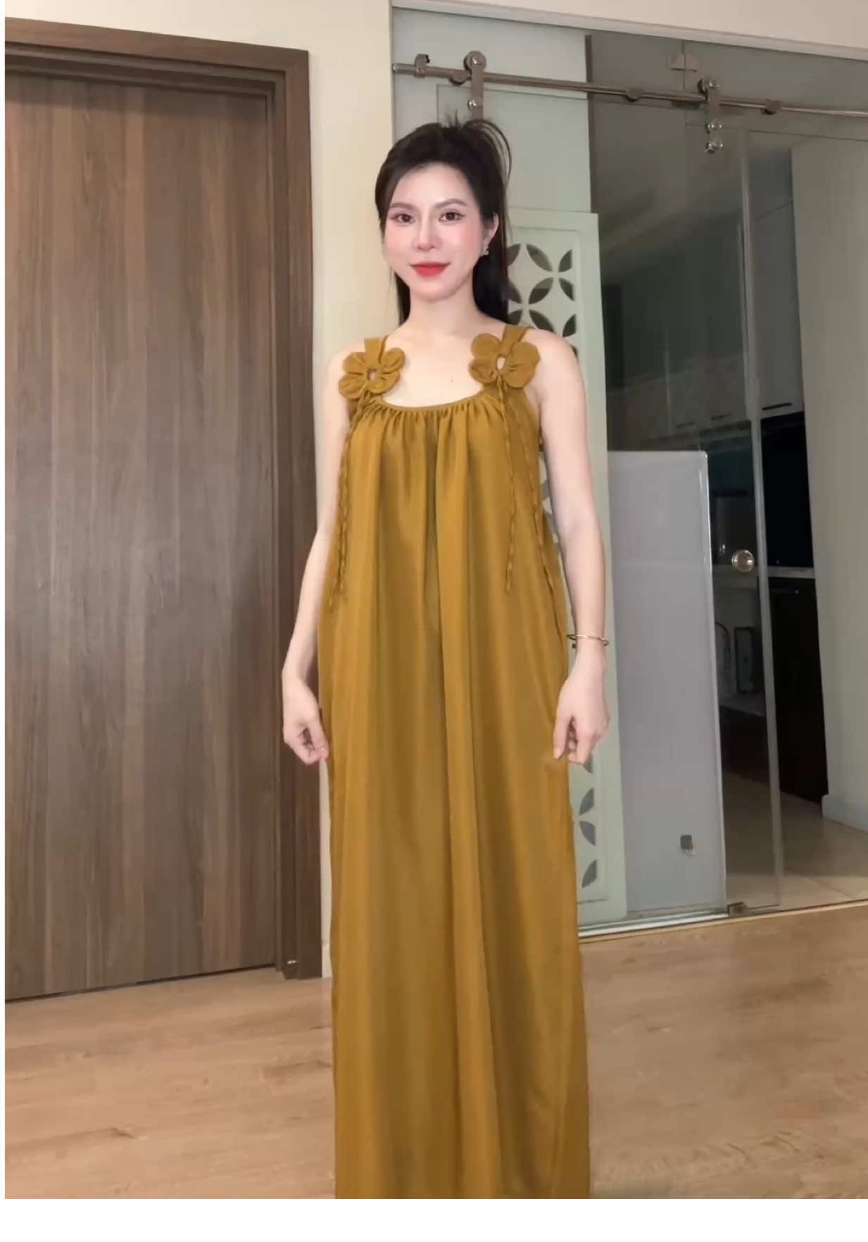 Phụ nữ là những bông hoa đẹp nhất. Cho nên việc mua quần áo đẹp chính là đang tưới nước cho hoa🤭🤭 #vayxinh 