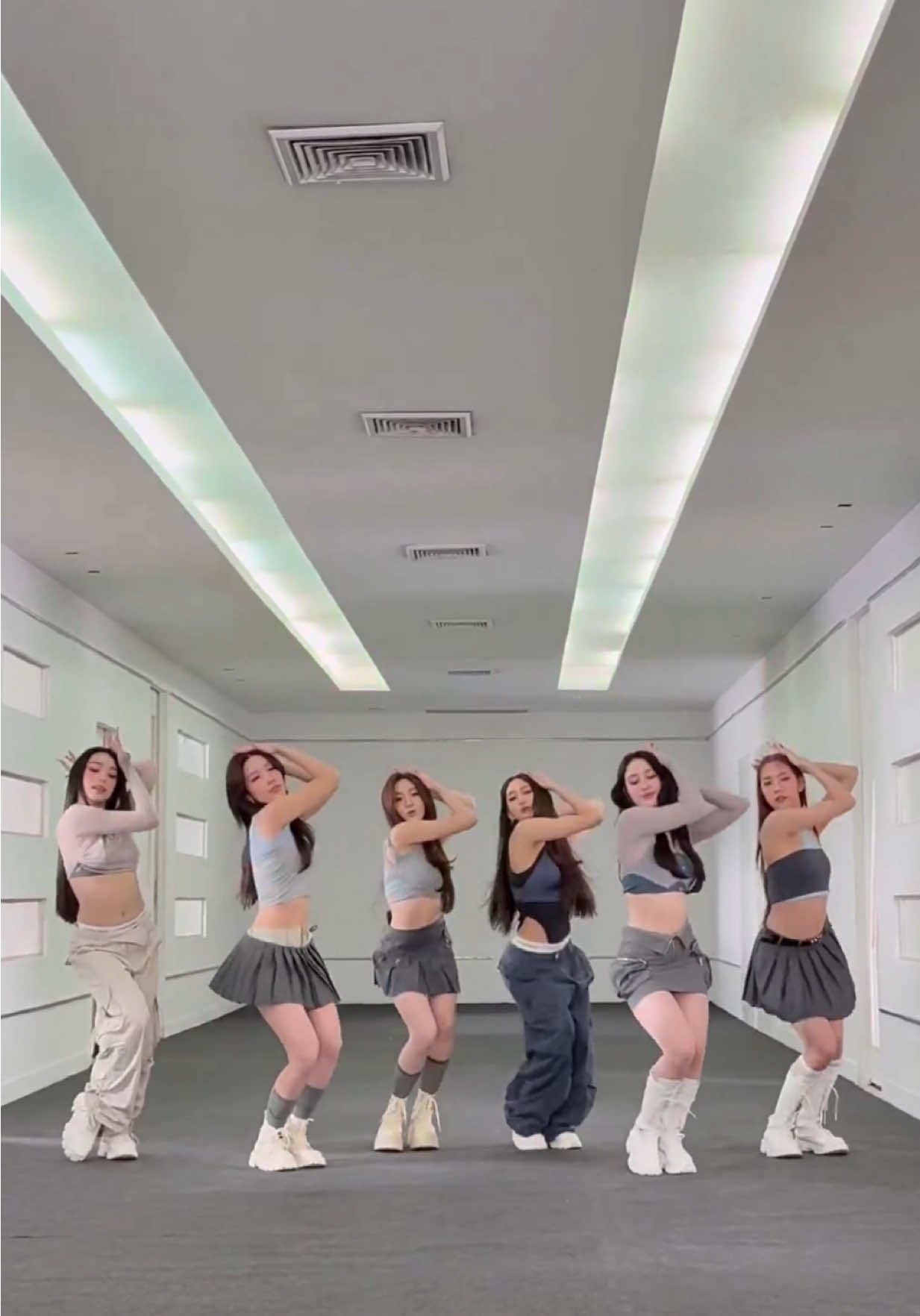 เธอทำใจฉันบางงง~🐱 ซ้อมเต้นกันเดี๋ยวนี้เลยทุกคนนนน!! YouTube : FELIZZ #FELIZZ #FELIZZ_SeeThrough #RISERMUSIC
