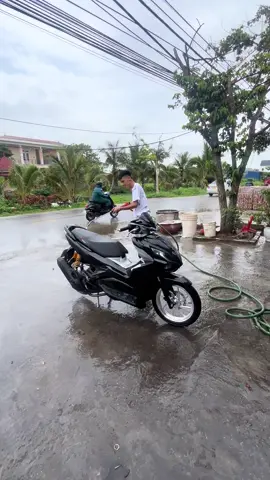 Bao nhiêu ngày nắng không thấy rửa xe, tự nhiên ngày mưa mang ra rửa #haiphong #xuhuong 