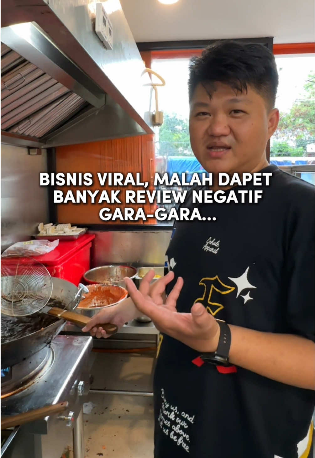 Sayang banget sih padahal ayam remoah merahnya udah viral dan rasanya juga oke, tapi review nya jadi jelek gara2 ga komunikasiin soal waktu tunggunya ke customer 🥲 Ternyata emang butuh waktu 10-15 menit karena ayamnya sendiri dimarinasi dan digoreng dari mentah, jadi beda sama ayam di pecel lele yang biasanya diungkep dulu. 📍 Ayam Ponggol Dutamas, Grogol, Jakarta Barat #TTPetualangPro #kuliner #kulinerjakarta #ayamponggol 