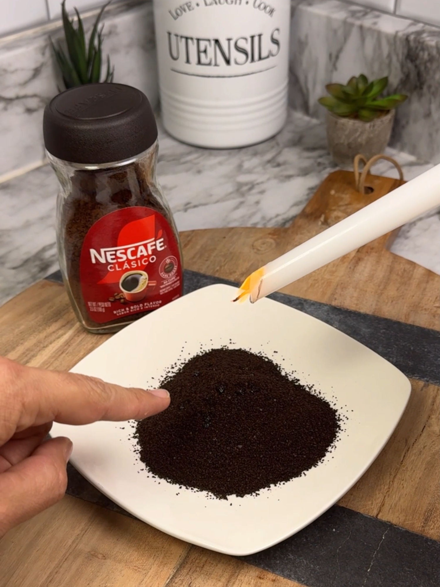 Drip a candle into coffee and watch what happens! 🕯️☕ #candle #LifeHack #homehacks