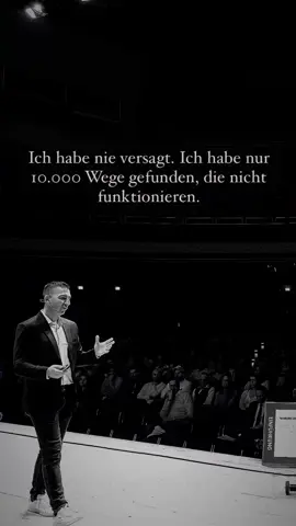 Versagen oder Fehler machen, ist niemals schlecht, sondern der einzige Weg nach oben. Du kannst nichts gewinnen, wenn du niemals Fehler machst. Der Spruch, ich habe nie versagt, ich habe nur 10.000 Wege gefunden, die nicht funktionieren, begleitet mich schon eine lange Zeit. Motiviert dich das? #Motivation #Zitate #Sprüche #Erfolg #erfolgreich 