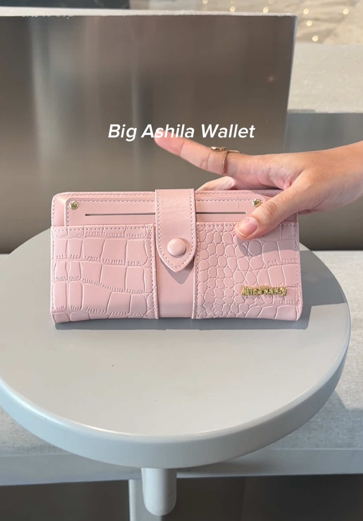 Dompet kulit lipat dengan penyimpanan lebih dari 20 kartu✅ Kenalin Big Ashila Wallet dompet cantik kekinian😍 #tascantik #tasselempang #tasviral #jimshoney #racuntiktok #slingbag #taswanita #tasjimshoney #belilokal #taslokalbrand #Guncang66 #Guncang66SpesialGajian #bigashilawallet 