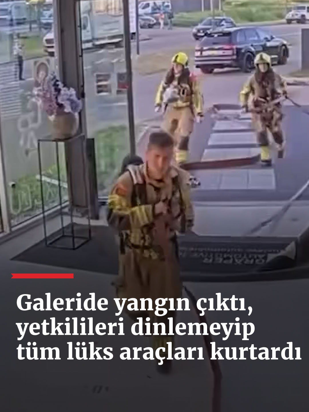 Saniyelerle yarıştı😅 Hollanda'nın Rotterdam kentinde lüks araçların bulunduğu galerinin de olduğu binada yangın çıktı. 🦸Galeri çalışanı, tedbir amaçlı çalışanların içeri girmesine izin vermeyen yetkilileri dinlemeyerek galerideki tüm araçları kurtardı.