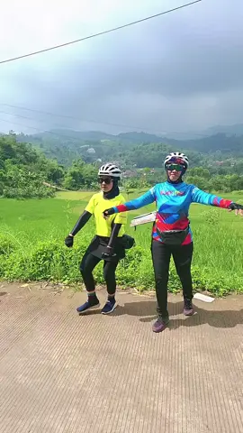 alhamdulillah..biar nanjak tetap semangat dan heppy.. joged KDM duu aahh..