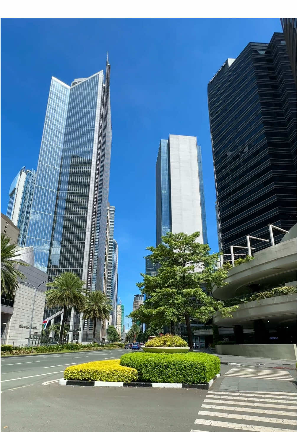 Strolling through the vibrant streets of Makati City 🇵🇭🌆 From modern skyscrapers to bustling local life — a glimpse into Metro Manila’s financial heart. 🎥 Shot in 4K – feel the atmosphere of the Philippines' most dynamic city. #makati #philippines #manila #citywalk #urbanexploration #travelvideo #filipinolife #streetvibes #4kvideo #walkingtour