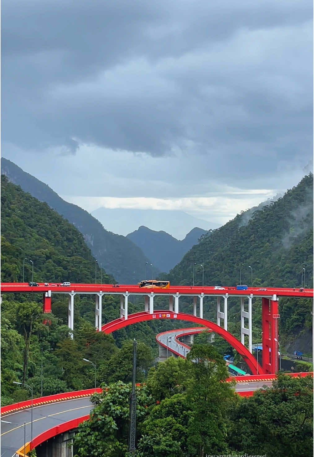 Perpaduan indah antara ciptaan Tuhan dan ciptaan Manusia #kelok9 #limapuluhkota #exploresumaterabarat #pesonasumaterabarat #alamminangkabau #fypage #fyp #ranahminang #pesonaindonesia 