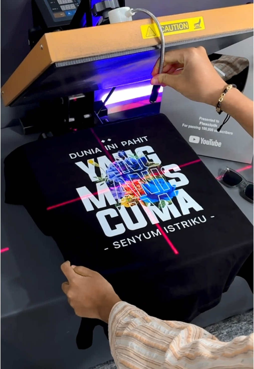 Gak heran kalo dunia itu pahit, karena yg manis cuma senyum istriku😁