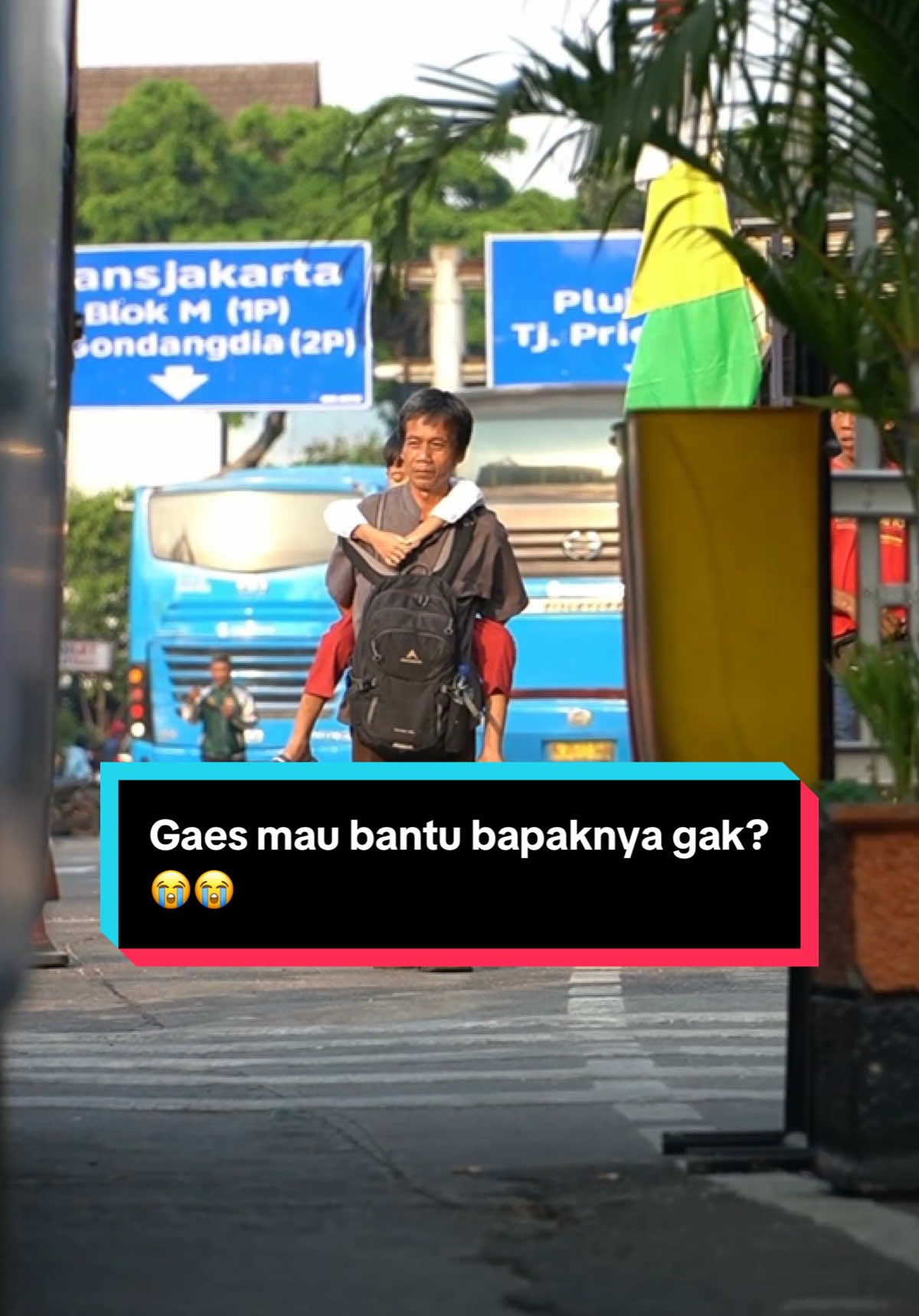 Gak sengaja liat bapak gendong anaknya, ternyata mereka mau Berobat 😭 gaess mau bantu bapaknya gak?🥺🥹 #fyp #sedekahituindah #foryoupage #donasi #viral 
