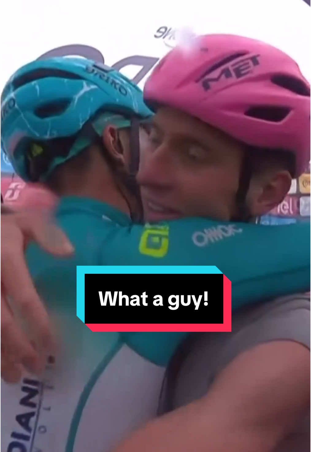 When Tadej Pogacar made Giulio Pellizzari’s day! #giro #cycling #roadcycling 