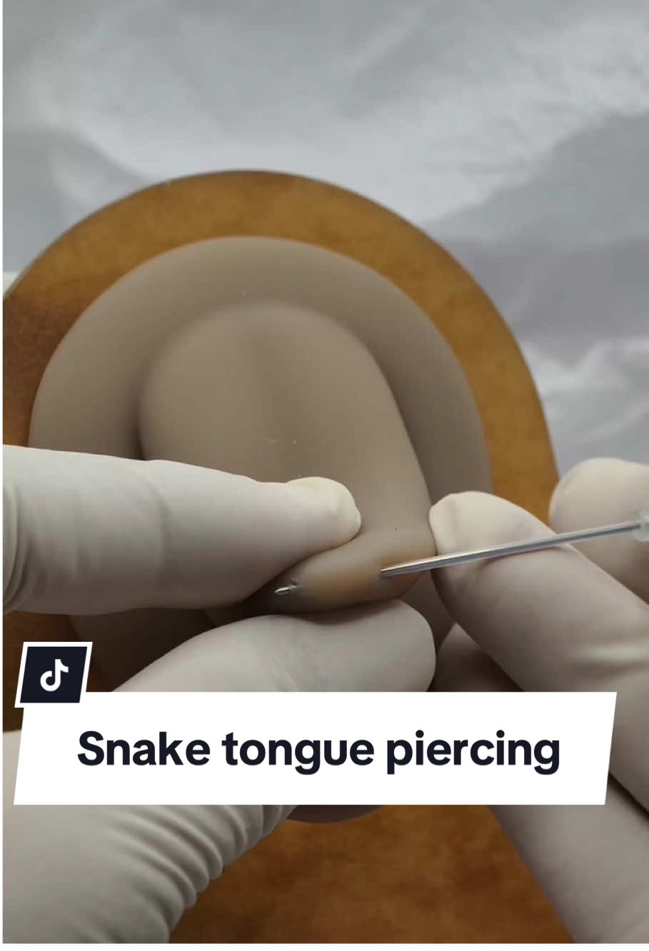 Snake tongue piercing #snakepiercing #piercing #piercings #piercingtok #piercingcheck #piercingstudio #piercinglovers #vairal #fyp 