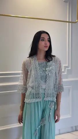ur summer wedding inspo 🤍✨ #desifashion #pakistanifashion #skyblue #croppedjacket #desijacket #cutwork #sharara #gharara #laylachatoor #pakistani_tik_tok #pakistanstreetstyle #inaylasworld #aylasworld #storeraid #summerwedding 