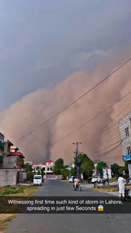 Pehli dafa esa sand storm dekhra hu lahore me 😳😱😱😱 #lahorestorm #lahorepakistan #weather 😱😱😱 #foryou #foryoupage #fyp #viral 