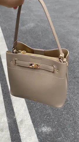 Tak semua benda cantik kena mahal. Beg ni nampak classy sangat, Tapi harga dia bawah RM60 je 😳 Color nude dia memang senang match baju — Dan quality dia… trust me, lebih dari expected! #BegMurahTapiMahalLook #OOTDMalaysia #justmet #justmetbag #begwanita #begmurah #tiktokmalaysia #bagmalaysia #begtangan #handbagmalaysia #bagmalaysiacantik #bagmalaysiamurah #begmalaysia 