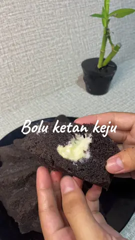 bolu ketan hitam keju lumer Bahan A: 2butir telur 140gr gulapasir 1/4 sdt sp 1/4 sdt vanilla 160gr tp ketan hitam 1 sdm tp terigu 120ml santan 85gr margarin cair bahan B: 160gr keju oles 2-3sdm skm recook:@Dapur Pamula #fyp #cooking #Recipe #boluketan 