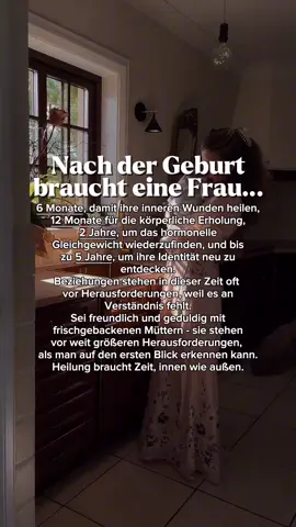 Nach der Geburt beginnt für eine Frau eine Reise, die weit über das Sichtbare hinausgeht. Es ist nicht nur der Körper, der sich verändert - es sind auch Seele, Geist und Identität, die neu geformt werden. Die Geburt eines Kindes ist ein Wunder – aber auch ein Kraftakt, der eine Frau in jeder Hinsicht verändert. Doch was viele nicht wissen: Der Weg zurück zu sich selbst ist eine Reise, die Geduld, Verständnis und ganz viel Liebe erfordert. 👩 