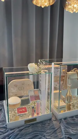 💎✨Ben je op zoek naar luxe, ruime glazen giftboxen voor speciale gelegenheden zoals een handvraging, verloving, henna of bridalroom? Onze prachtige boxen bieden de perfecte touch voor jouw speciale moment! ✅ Op maat gemaakt naar jouw wensen ✅ Professionele service en unieke designs ✅ Prijzen vanaf slechts €40! Neem snel contact met ons op voor meer details, een offerte of om beschikbaarheid te checken: 📲 WhatsApp: +31 6 57474542 Wacht niet te lang, want de beschikbaarheid is beperkt! #giftboxen #verlovingscadeau #lallala3roussa #henna #cadeau #verloving #engagement #bridalroom #voorjou #dfou3 #dhaz #cadeauvoorhaar #giftideas #bridetobe #moroccanwedding #geschenken #giftboxes #handvraging 