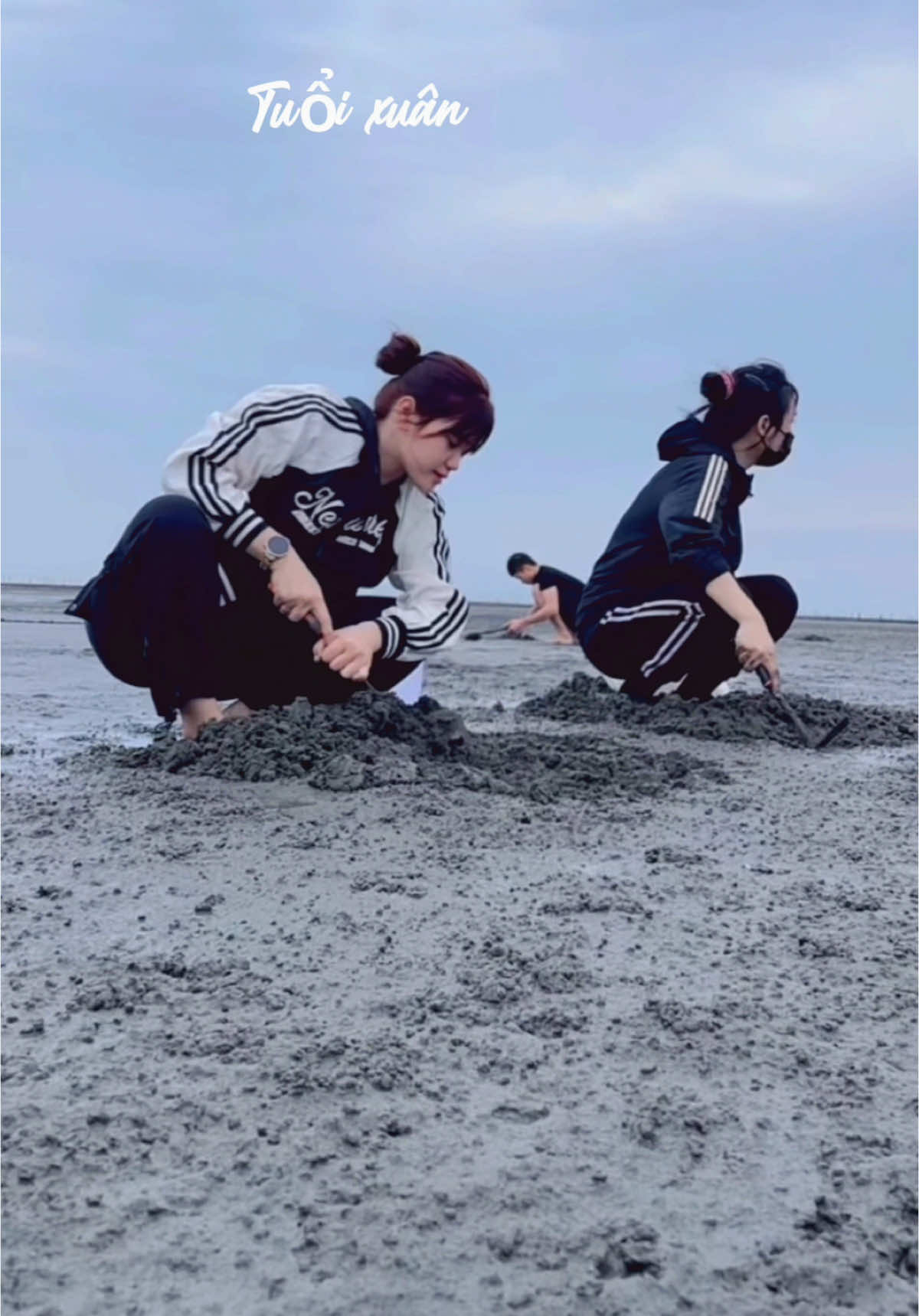 Hè đến rồi🌞🌞 .Team đào ngao của chúng mình đây ạ.Đào ngao cứ bị cuốn#muahetuyetvoi #nguoivietnamtaidailoan🇻🇳🇹🇼 #ilovetiktok #lukangchanghua 