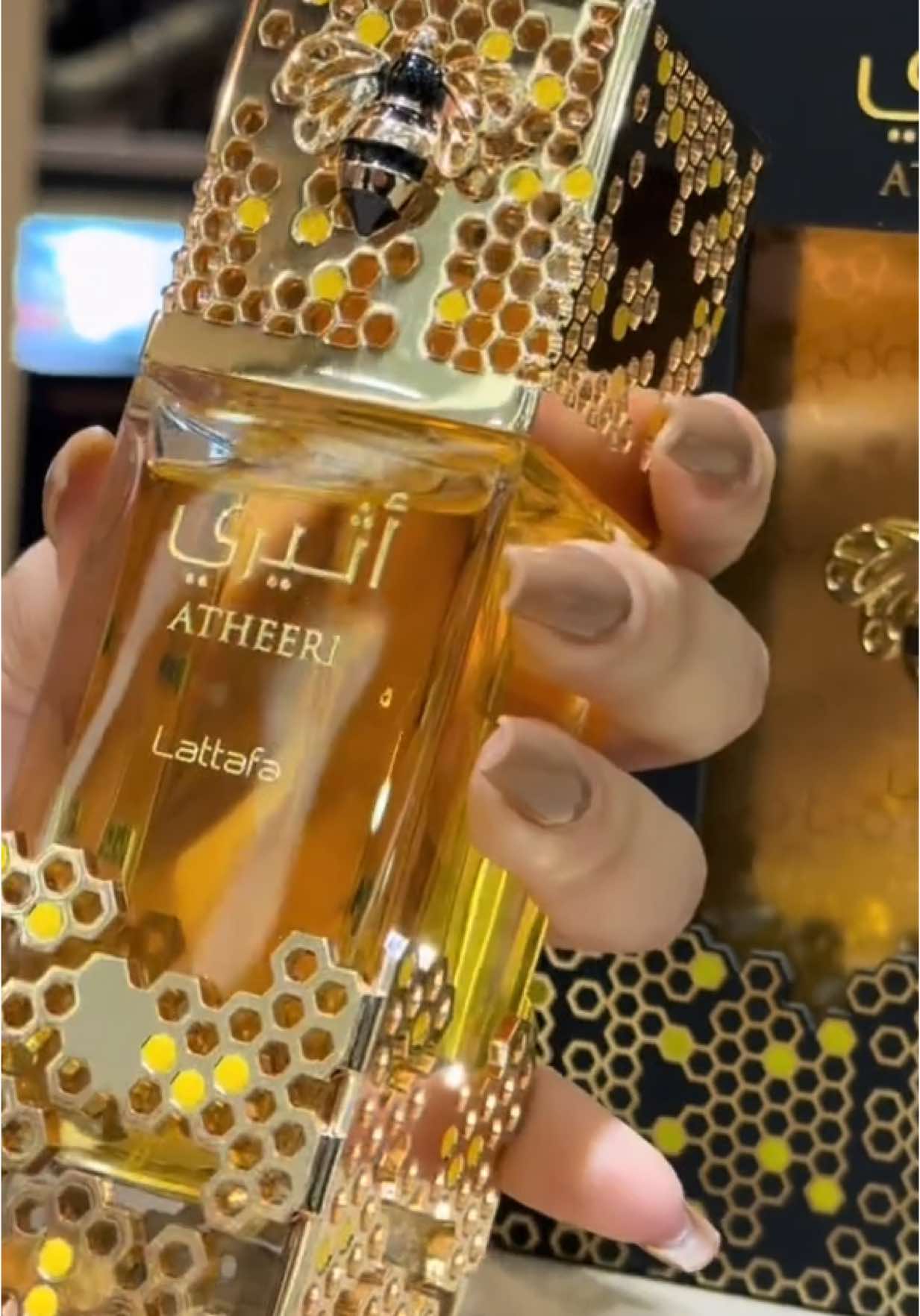 ATHEERI LATTAFA 🍯🐝 Novidade da Nur Perfumaria! Vem aproveitar! notas de topo: flor de maracujá e gota de orvalho  notas de coração: orquídea e jasmim  notas de base: baunilha e madeira de âmbar  #perfume #arabe #dubai #shopping #perfumes #perfumearabe #splash #lotion #atheeri #abelha #mel #lattafa #feminino #perfumedaabelha  @SHOPPINGPLAZAPOLO 